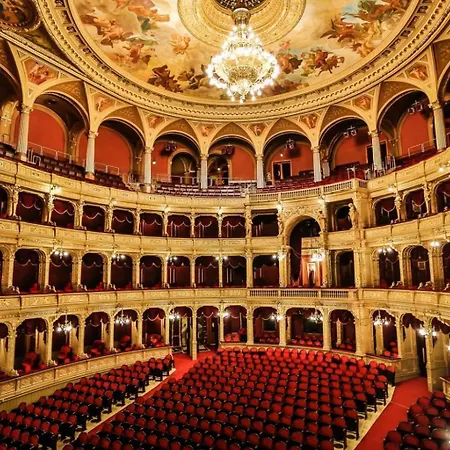 Magnificent Elegance By Magyar Street & Market Budapest