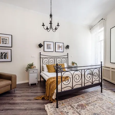 Magnificent Elegance By Magyar Street & Market *