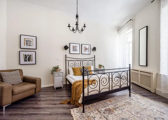 Magnificent Elegance By Magyar Street & Market *